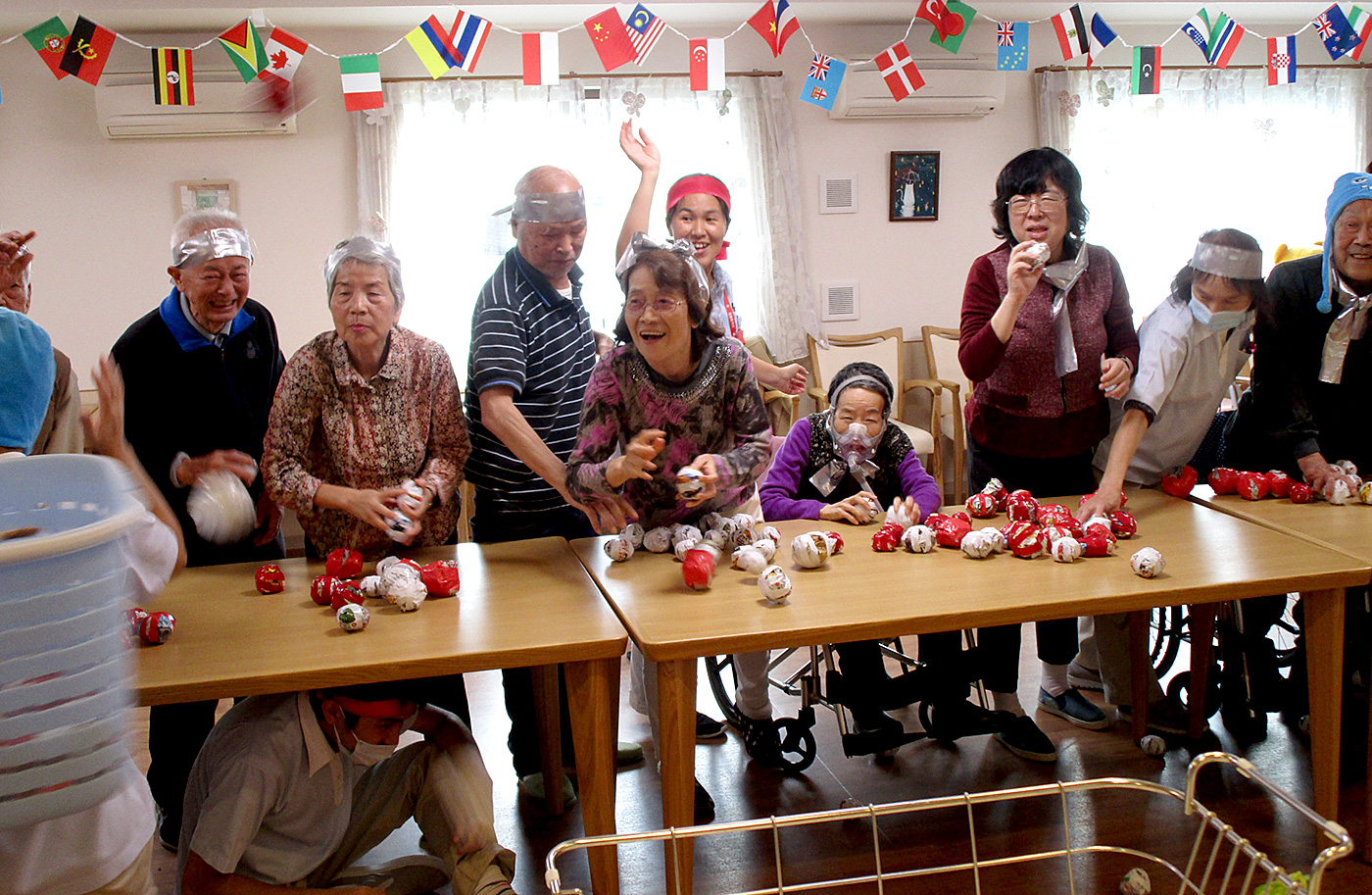 地域交流カフェの大運動会・玉入れ